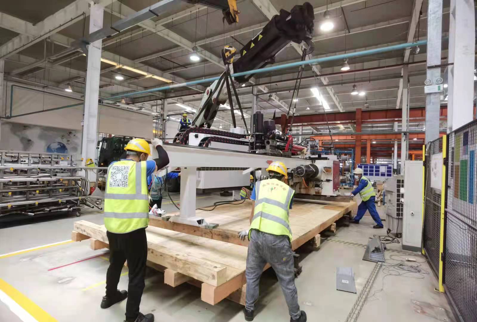 新能源汽車設(shè)備吊裝上樓工程 新能源汽車設(shè)備吊裝上樓工程